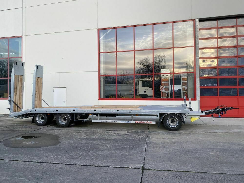 Möslein 3 Achs Tieflader mit gerader Ladefläche 8,10 m, - Remorque porte-engin surbaissée: photos 1 Möslein 3 Achs Tieflader mit gerader Ladefläche 8,10 m, - Remorque porte-engin surbaissée: photos 1