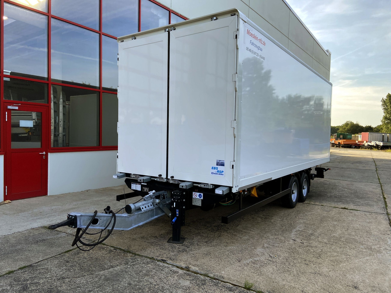 Möslein TK0105D-L Weiß Tandem Koffer, Ladebordwand 1,5 t + DurchladbarNeufahrzeug -- - Remorque fourgon: photos 4 Möslein TK0105D-L Weiß Tandem Koffer, Ladebordwand 1,5 t + DurchladbarNeufahrzeug -- - Remorque fourgon: photos 4