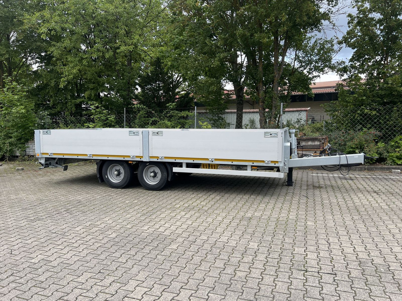 Möslein Tandem Pritsche- Tieflader mit Rungentaschen - Remorque porte-engin surbaissée: photos 3 Möslein Tandem Pritsche- Tieflader mit Rungentaschen - Remorque porte-engin surbaissée: photos 3
