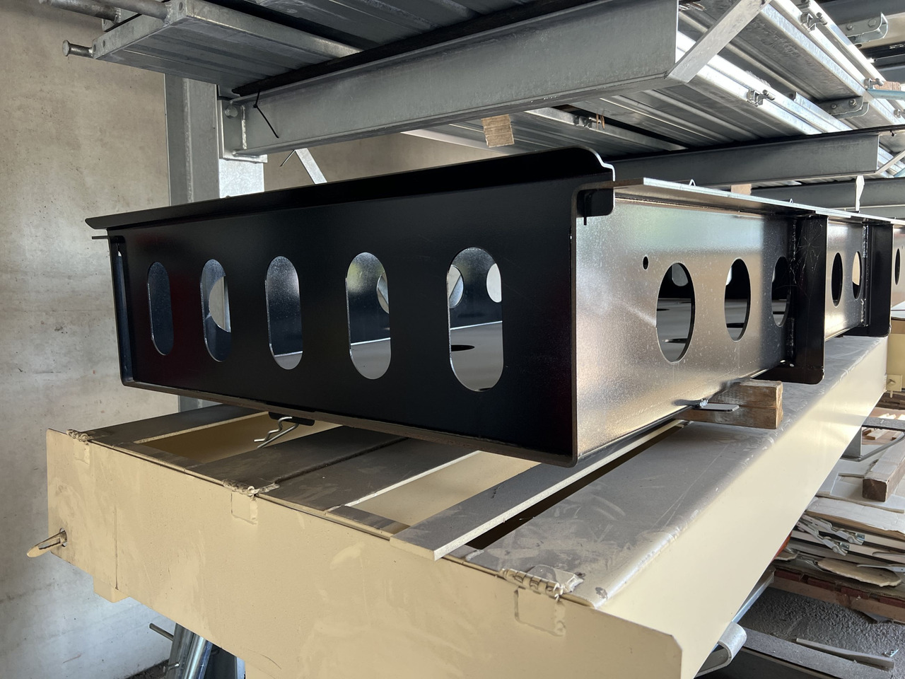 Müller Mitteltal Staufach für Alu- Rampen - Semi-remorque surbaissé: photos 3 Müller Mitteltal Staufach für Alu- Rampen - Semi-remorque surbaissé: photos 3