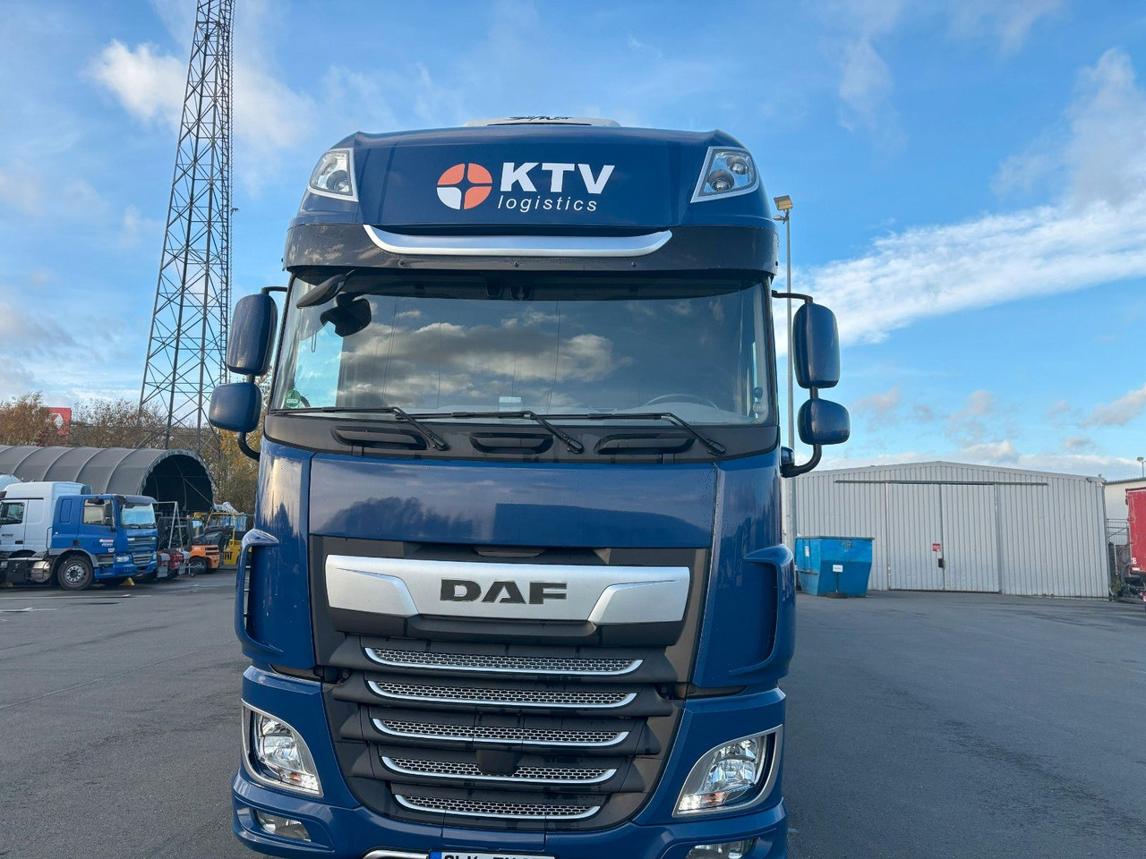 DAF SSC XF 480 Jumbo + Anh Wecon Staplerhalterung - Camion à rideaux coulissants, Remorque rideaux coulissants: photos 3 DAF SSC XF 480 Jumbo + Anh Wecon Staplerhalterung - Camion à rideaux coulissants, Remorque rideaux coulissants: photos 3