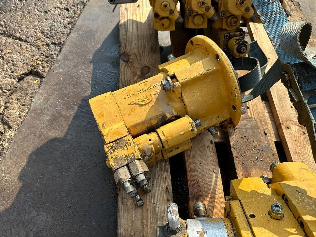 CAT 214 B FT hydro motor linde MMF-65 - Pelle sur pneus: photos 2 CAT 214 B FT hydro motor linde MMF-65 - Pelle sur pneus: photos 2