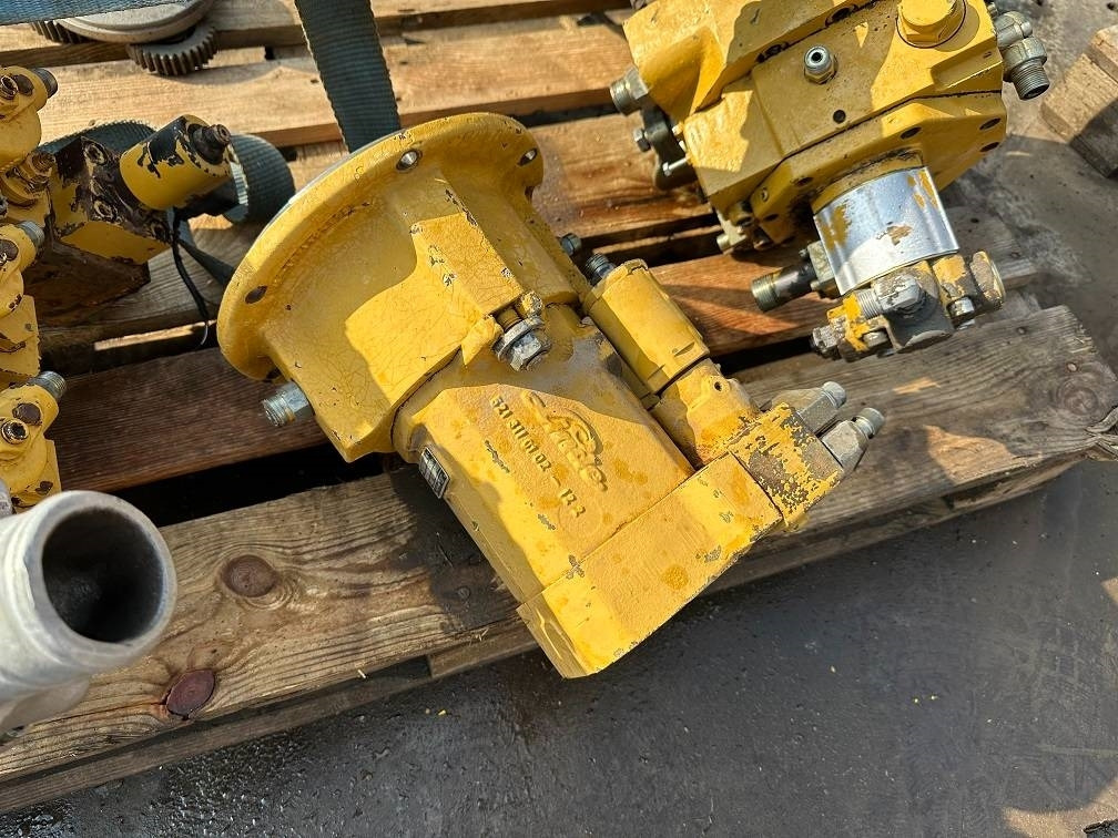 CAT 214 B FT hydro motor linde MMF-65 - Pelle sur pneus: photos 1 CAT 214 B FT hydro motor linde MMF-65 - Pelle sur pneus: photos 1
