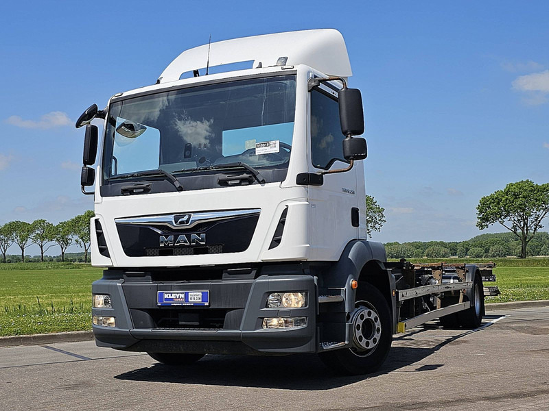 MAN 12.250 TGM LL AIRCO TAILLIFT - Camion porte-conteneur/ Caisse mobile: photos 1 MAN 12.250 TGM LL AIRCO TAILLIFT - Camion porte-conteneur/ Caisse mobile: photos 1