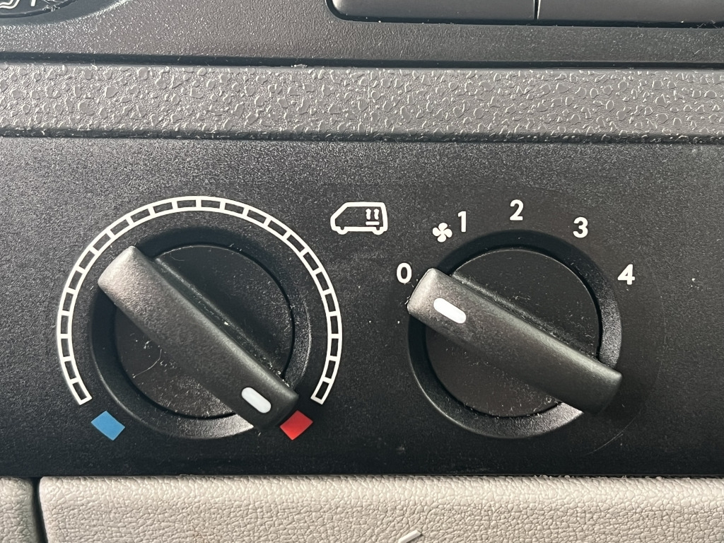 VW T5 Kombi 2,0 TDI BlueMotion Klima 9-Sitzer - Voiture: photos 2 VW T5 Kombi 2,0 TDI BlueMotion Klima 9-Sitzer - Voiture: photos 2