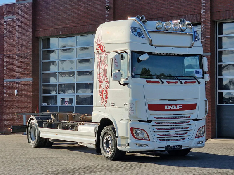 DAF XF 410 SuperSpaceCab 4x2 BDF - Retarder - Full air - 5.70 WB - Camion porte-conteneur/ Caisse mobile: photos 1 DAF XF 410 SuperSpaceCab 4x2 BDF - Retarder - Full air - 5.70 WB - Camion porte-conteneur/ Caisse mobile: photos 1