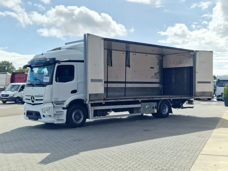 Mercedes-Benz Actros 1833 4x2 - Box with sidedoors - Loadlift - Full air - Mirror cam - Camion fourgon: photos 4 Mercedes-Benz Actros 1833 4x2 - Box with sidedoors - Loadlift - Full air - Mirror cam - Camion fourgon: photos 4