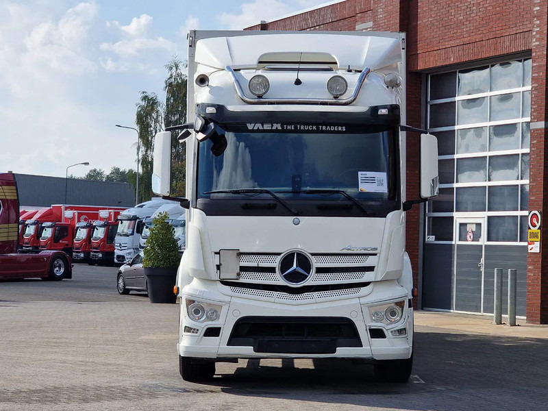 Mercedes-Benz Actros 1833 4x2 - Box with sidedoors - Loadlift - Sleeper cab - Full air - 5.80WB - Camion fourgon: photos 2 Mercedes-Benz Actros 1833 4x2 - Box with sidedoors - Loadlift - Sleeper cab - Full air - 5.80WB - Camion fourgon: photos 2