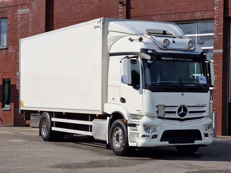 Mercedes-Benz Actros 1833 4x2 - Box with sidedoors - Loadlift - Sleeper cab - Full air - 5.80WB - Camion fourgon: photos 1 Mercedes-Benz Actros 1833 4x2 - Box with sidedoors - Loadlift - Sleeper cab - Full air - 5.80WB - Camion fourgon: photos 1