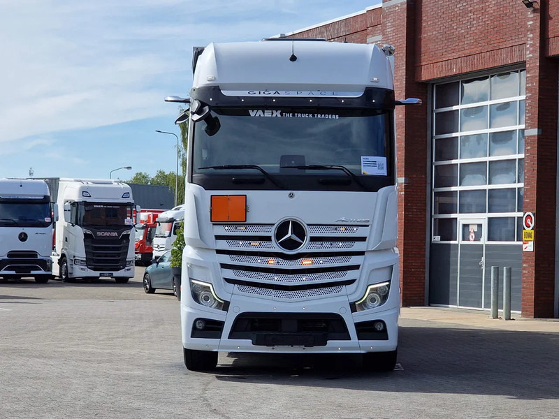 Mercedes-Benz Actros 2545 6x2*4 - Box with sidedoors - Loadlift - Steering axle - Full air - Camera - Camion fourgon: photos 2 Mercedes-Benz Actros 2545 6x2*4 - Box with sidedoors - Loadlift - Steering axle - Full air - Camera - Camion fourgon: photos 2