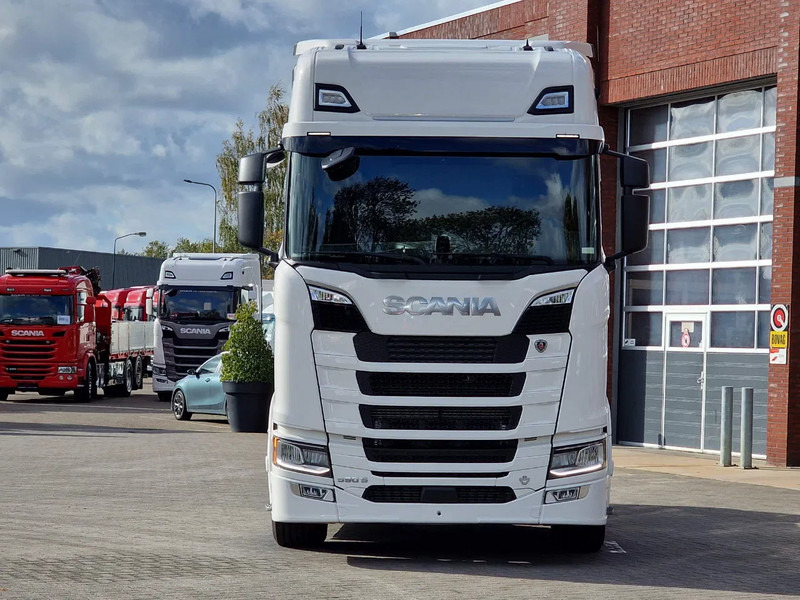 Scania 590S V8 NGS Highline 4x2 - New - Retarder - Leather - Alloy wheels Led - Navi - NEW! - Tracteur routier: photos 2 Scania 590S V8 NGS Highline 4x2 - New - Retarder - Leather - Alloy wheels Led - Navi - NEW! - Tracteur routier: photos 2