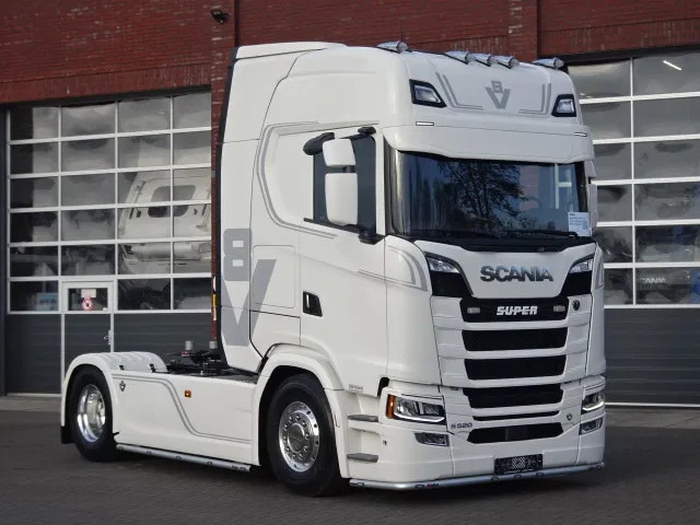 Scania 590S V8 NGS Highline 4x2 - New - Retarder - Leather - Alloy wheels Led - Navi - NEW! - Tracteur routier: photos 1 Scania 590S V8 NGS Highline 4x2 - New - Retarder - Leather - Alloy wheels Led - Navi - NEW! - Tracteur routier: photos 1