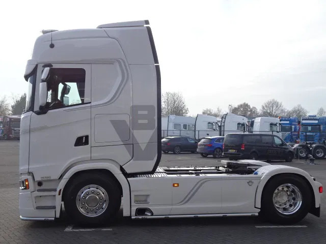 Scania 590S V8 NGS Highline 4x2 - New - Retarder - Leather - Alloy wheels Led - Navi - NEW! - Tracteur routier: photos 4 Scania 590S V8 NGS Highline 4x2 - New - Retarder - Leather - Alloy wheels Led - Navi - NEW! - Tracteur routier: photos 4