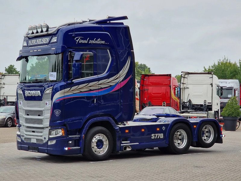 Scania 770S V8 NGS Highline 6x2 - Show truck - Special paint - Custom interior - Retarder - Full air - Night clima - Tracteur routier: photos 3 Scania 770S V8 NGS Highline 6x2 - Show truck - Special paint - Custom interior - Retarder - Full air - Night clima - Tracteur routier: photos 3