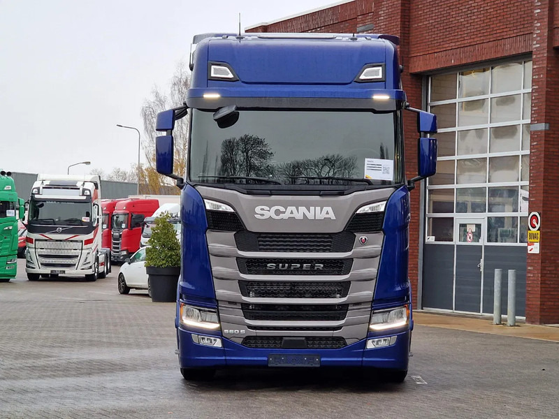 Scania S560 Highline 4x2 - Full spec - Retader - Night clima - Full air - Facelift - 2x tank - Tracteur routier: photos 2 Scania S560 Highline 4x2 - Full spec - Retader - Night clima - Full air - Facelift - 2x tank - Tracteur routier: photos 2