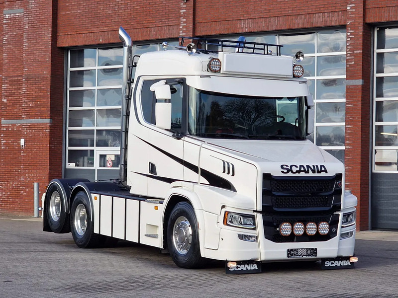 Scania T580 V8 Tuft Torpedo V8 - Custom exterior - Retarder - Full air - Show truck - Stack exhaust - Tracteur routier: photos 2 Scania T580 V8 Tuft Torpedo V8 - Custom exterior - Retarder - Full air - Show truck - Stack exhaust - Tracteur routier: photos 2