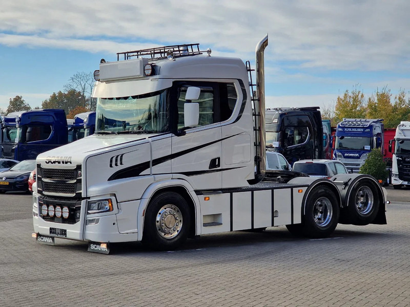 Scania T580 V8 Tuft Torpedo V8 - Custom exterior - Retarder - Full air - Show truck - Stack exhaust - Tracteur routier: photos 4 Scania T580 V8 Tuft Torpedo V8 - Custom exterior - Retarder - Full air - Show truck - Stack exhaust - Tracteur routier: photos 4