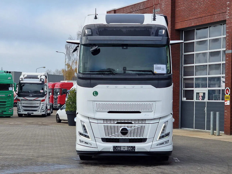 Volvo FH 13.500 Aero Globetrotter XL 4x2 - I Save - Retarder - I parkcool - 2x tank - Mirror cams - Tracteur routier: photos 2 Volvo FH 13.500 Aero Globetrotter XL 4x2 - I Save - Retarder - I parkcool - 2x tank - Mirror cams - Tracteur routier: photos 2
