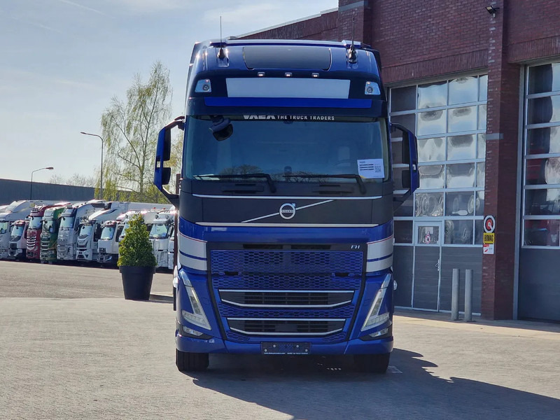 Volvo FH 13.500 Globetrotter XL 6x2 - I Save - I parkcool - Navi - Leather - Tracteur routier: photos 2 Volvo FH 13.500 Globetrotter XL 6x2 - I Save - I parkcool - Navi - Leather - Tracteur routier: photos 2