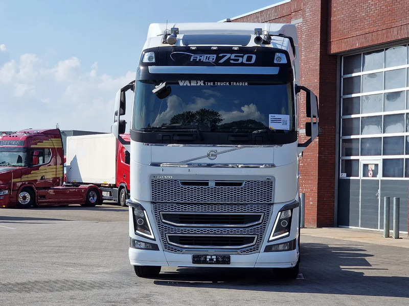 Volvo FH 16.750 Globetrotter 6x2 BDF - Retarder - HUB reduction - Euro 5 - 4.90 WB - Camion porte-conteneur/ Caisse mobile: photos 2 Volvo FH 16.750 Globetrotter 6x2 BDF - Retarder - HUB reduction - Euro 5 - 4.90 WB - Camion porte-conteneur/ Caisse mobile: photos 2