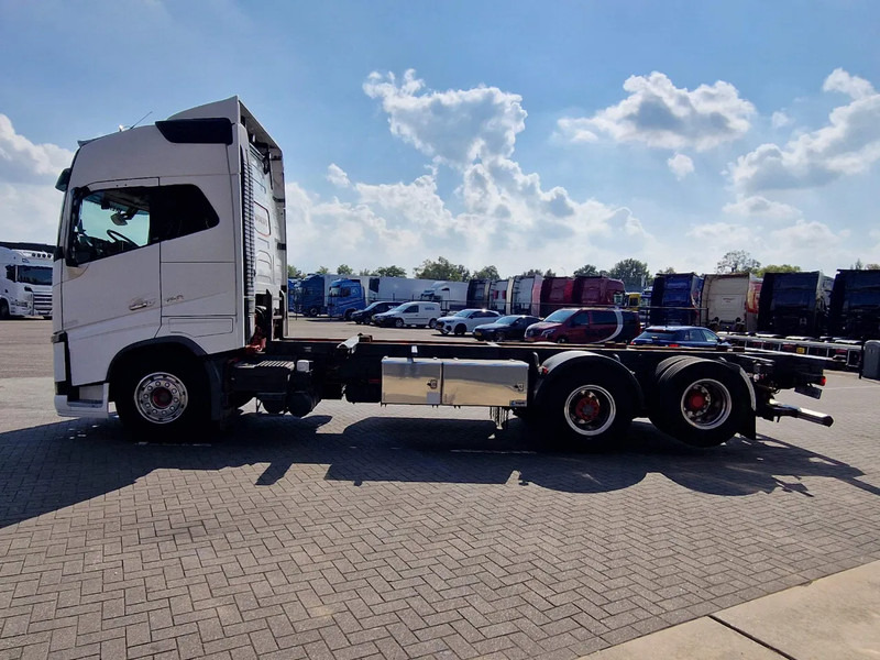 Volvo FH 16.750 Globetrotter 6x2 BDF - Retarder - HUB reduction - Euro 5 - 4.90 WB - Camion porte-conteneur/ Caisse mobile: photos 4 Volvo FH 16.750 Globetrotter 6x2 BDF - Retarder - HUB reduction - Euro 5 - 4.90 WB - Camion porte-conteneur/ Caisse mobile: photos 4