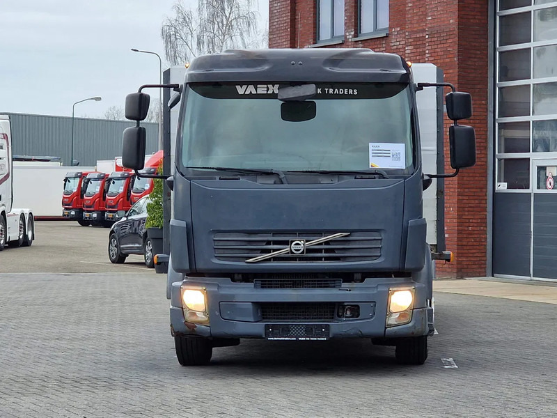 Volvo FL 240 - 4x2 - Manual gearbox - Flatbed / Car transport - Full air - Camion porte-voitures: photos 2 Volvo FL 240 - 4x2 - Manual gearbox - Flatbed / Car transport - Full air - Camion porte-voitures: photos 2