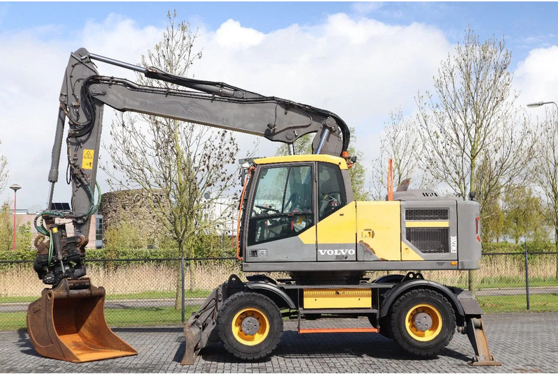 Volvo EW 220 E | TILTROTATOR | BUCKET | 2-PIECE | BSS - Pelle sur pneus: photos 1 Volvo EW 220 E | TILTROTATOR | BUCKET | 2-PIECE | BSS - Pelle sur pneus: photos 1
