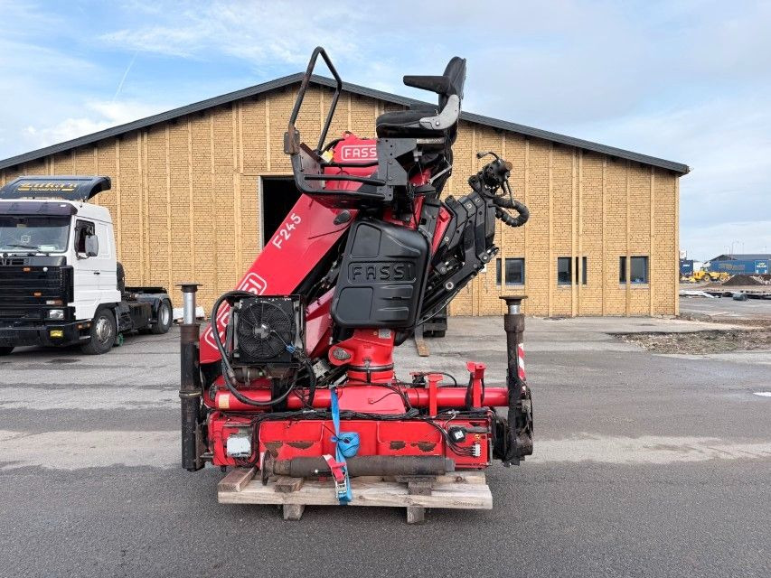 Fassi F245A.2.25 E-Dynamic Radio Remote / Crane - Camion grue: photos 4 Fassi F245A.2.25 E-Dynamic Radio Remote / Crane - Camion grue: photos 4