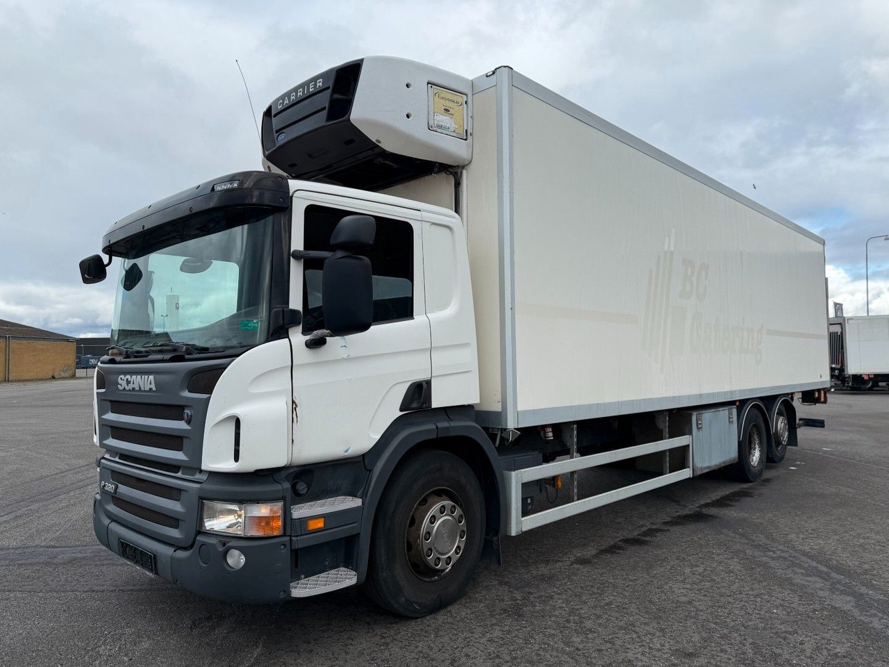 Scania P320 6x2*4 Carrier Supra 950 Mt. 9.40 m. Box - Camion frigorifique: photos 1 Scania P320 6x2*4 Carrier Supra 950 Mt. 9.40 m. Box - Camion frigorifique: photos 1