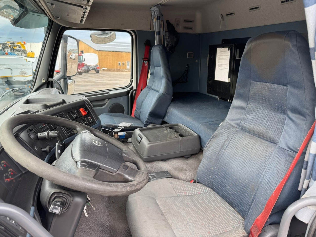 Volvo FM 440 8x2*6 24.000 l. ADR Tanktruck - Camion citerne: photos 5 Volvo FM 440 8x2*6 24.000 l. ADR Tanktruck - Camion citerne: photos 5