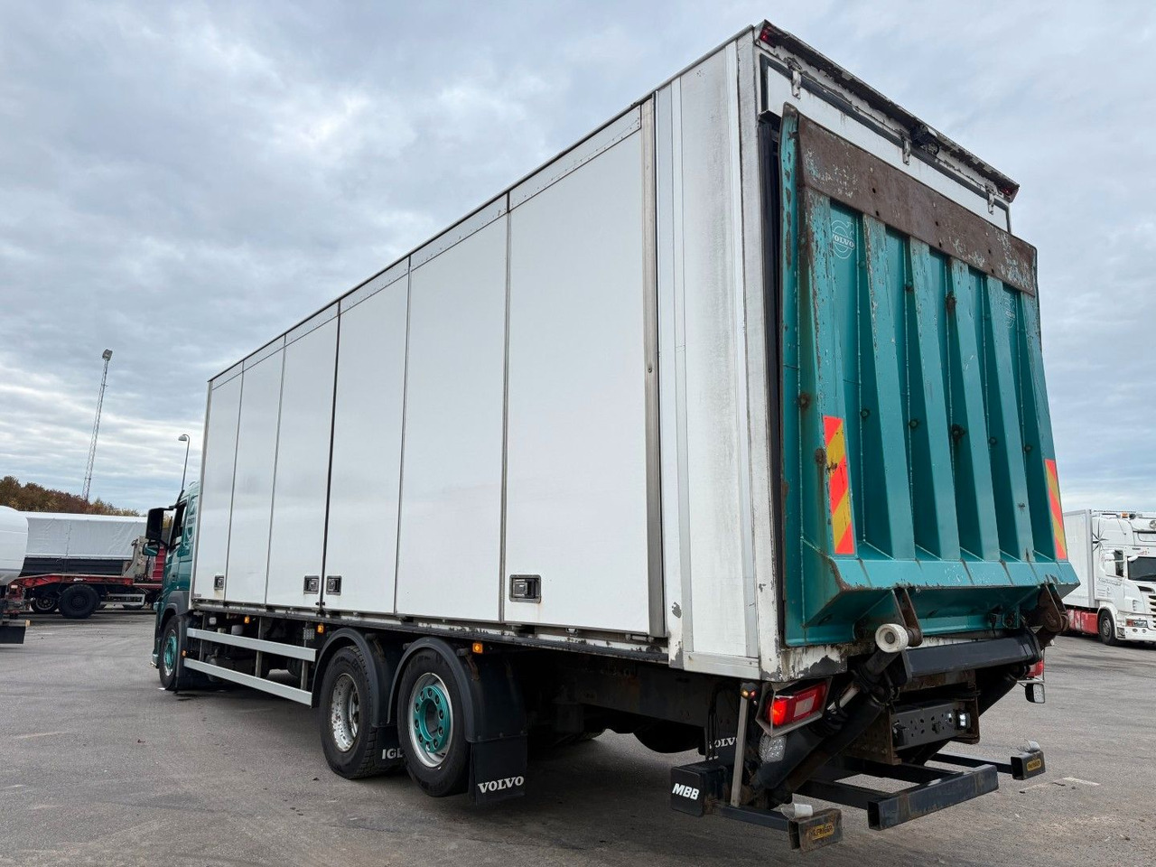 Volvo FM330 6x2*4 Carrier Supra 1050 Nordic - Camion frigorifique: photos 4 Volvo FM330 6x2*4 Carrier Supra 1050 Nordic - Camion frigorifique: photos 4