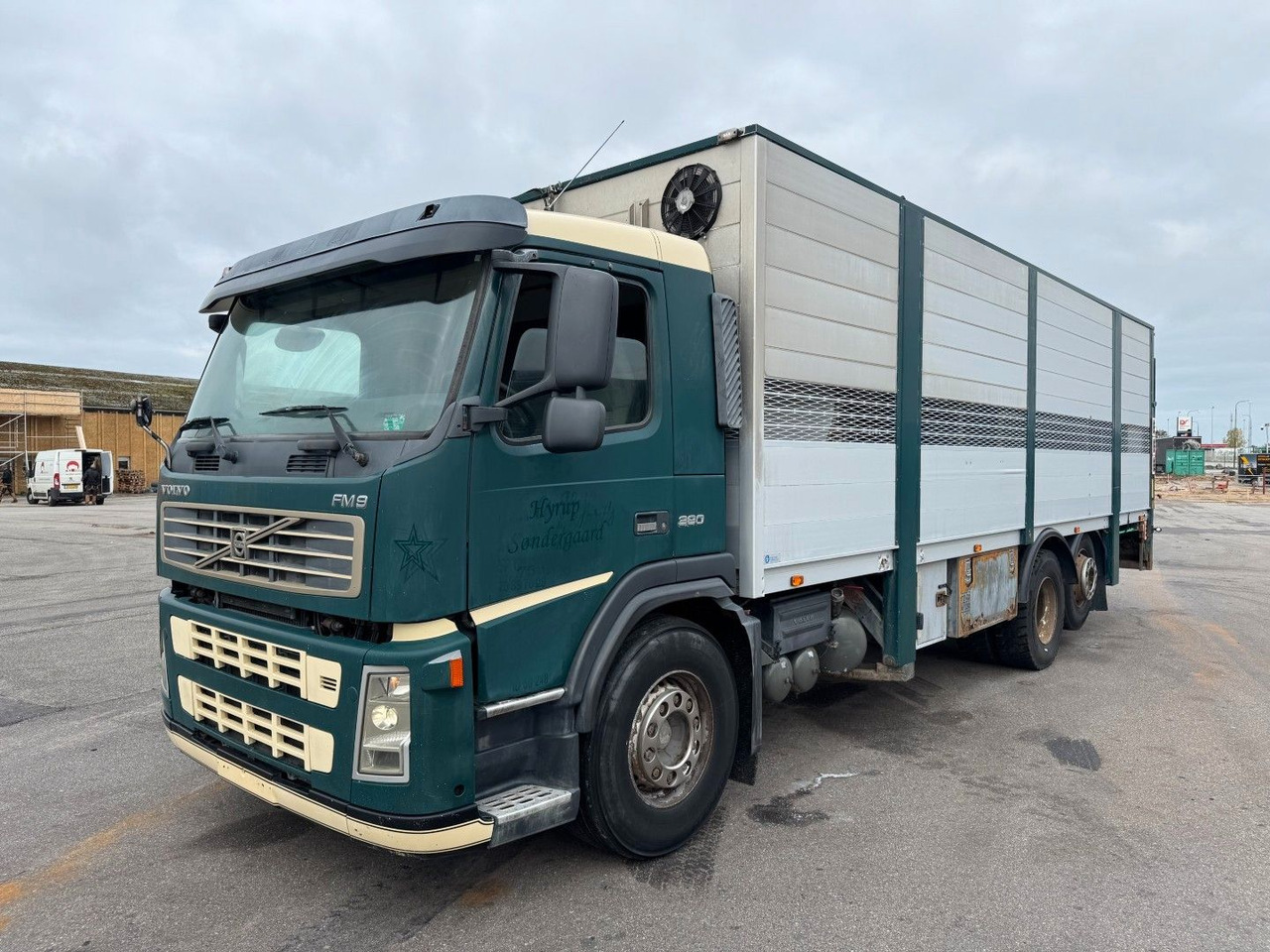 Volvo FM9 380 6x2*4 Tiertransporter / Livestock - Camion chevaux: photos 1 Volvo FM9 380 6x2*4 Tiertransporter / Livestock - Camion chevaux: photos 1