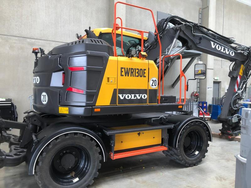 Volvo EWR130E - Pelle sur pneus: photos 1 Volvo EWR130E - Pelle sur pneus: photos 1