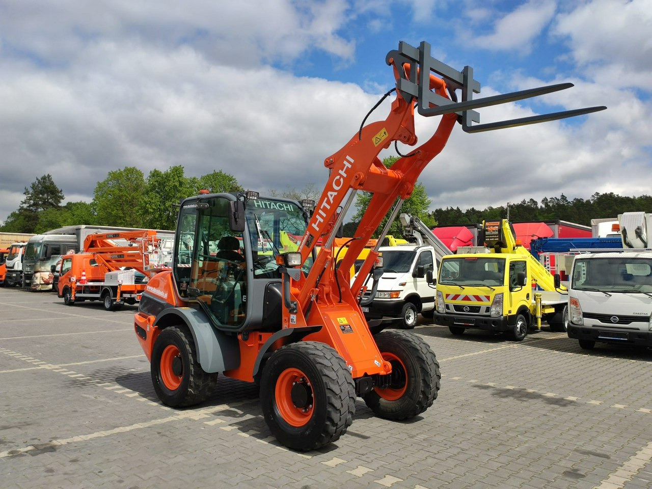 Hitachi ZW75 Wheel Loader Szybko-Złącze Widły Stan Bardzo Dobry - Chargeuse sur pneus: photos 2 Hitachi ZW75 Wheel Loader Szybko-Złącze Widły Stan Bardzo Dobry - Chargeuse sur pneus: photos 2