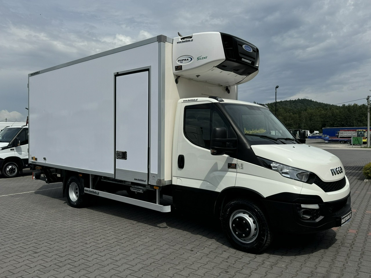 Iveco Daily 70C17 Mroźnia Agregat Carrier Supra 750 10-Palet + Winda - Véhicule utilitaire frigorifique: photos 2 Iveco Daily 70C17 Mroźnia Agregat Carrier Supra 750 10-Palet + Winda - Véhicule utilitaire frigorifique: photos 2