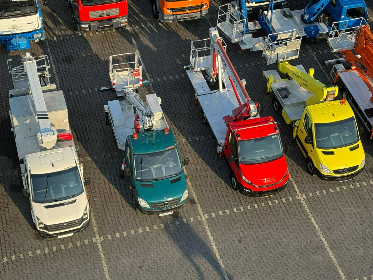 Camion avec nacelle Nissan Cabstar: photos 7 Camion avec nacelle Nissan Cabstar: photos 7