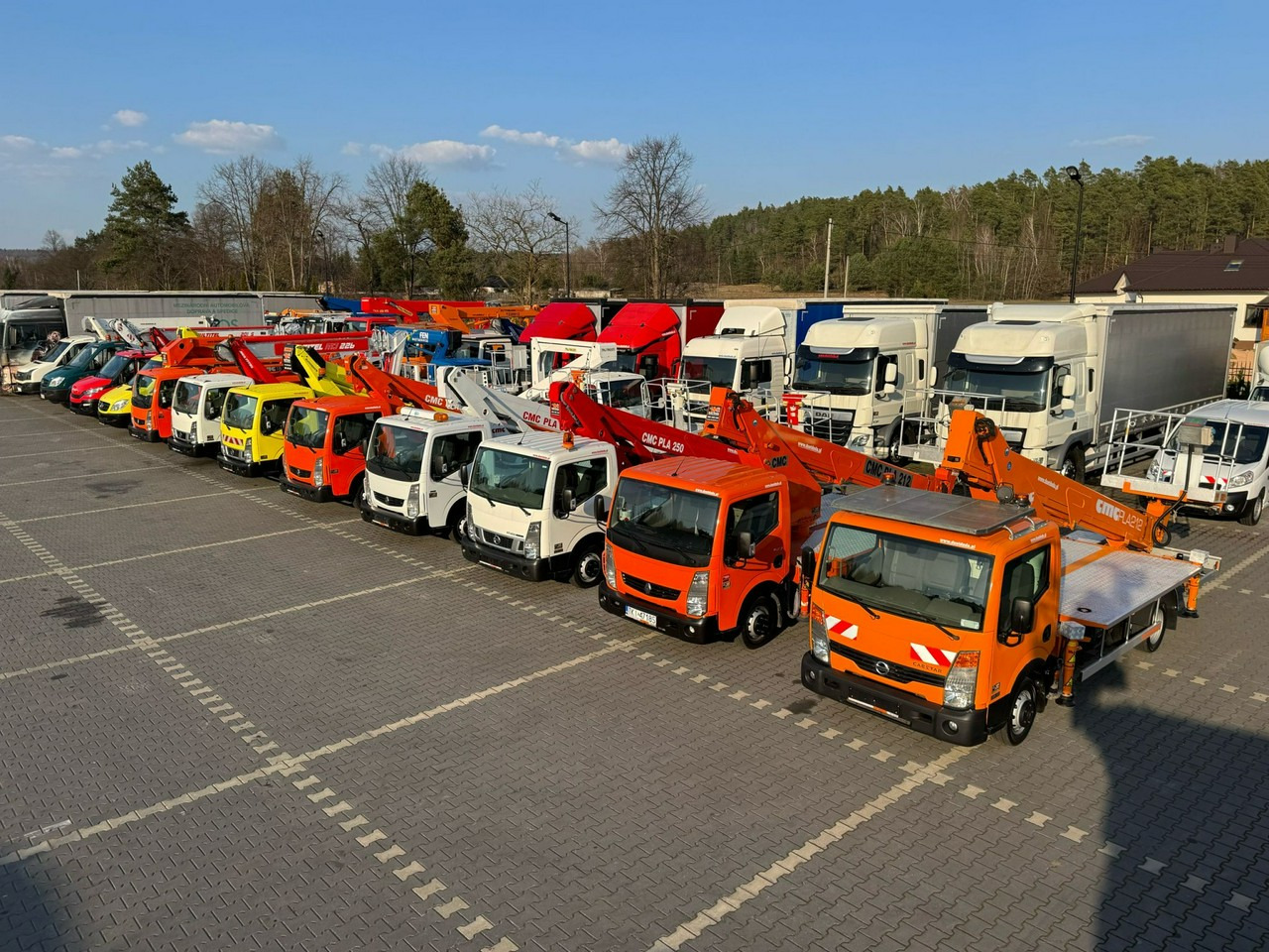 Camion avec nacelle Nissan Cabstar: photos 8 Camion avec nacelle Nissan Cabstar: photos 8