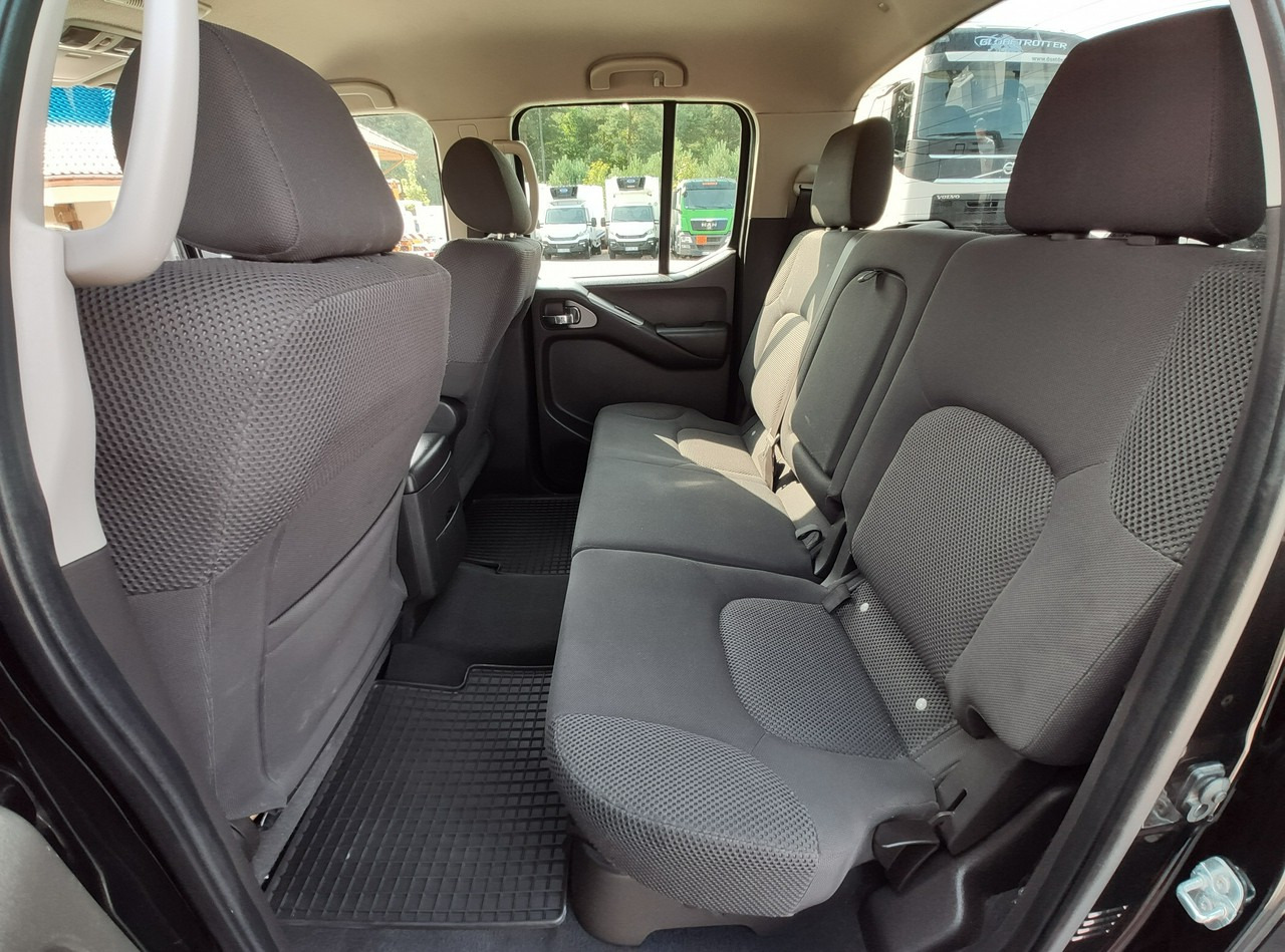 Pick-up Nissan Navara: photos 28