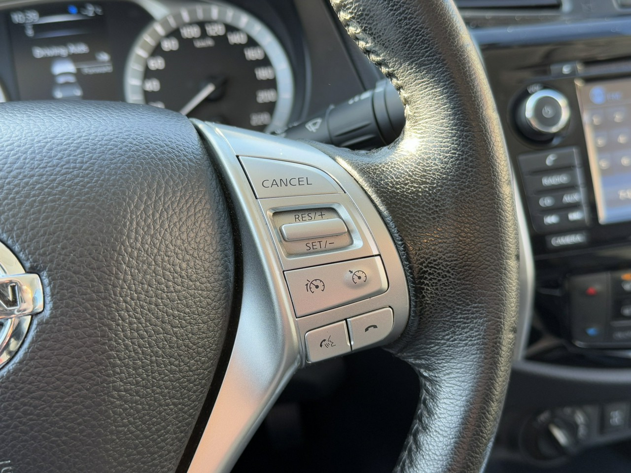 Pick-up Nissan Navara: photos 25