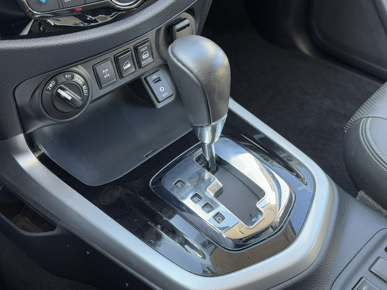 Pick-up Nissan Navara: photos 33