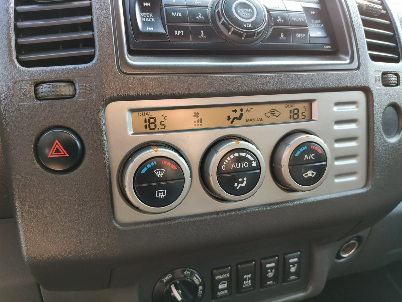 Pick-up Nissan Navara: photos 25