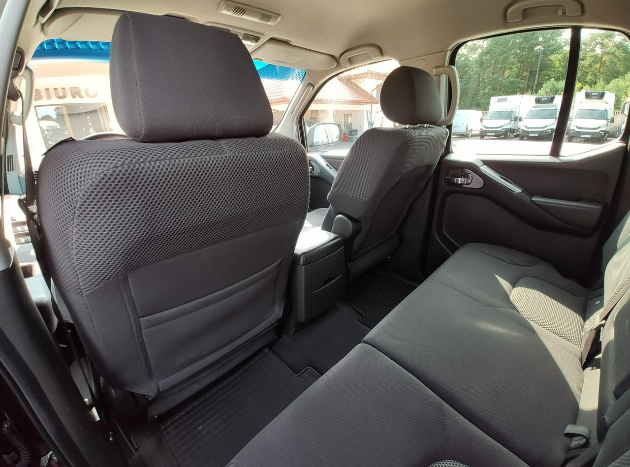Pick-up Nissan Navara: photos 30