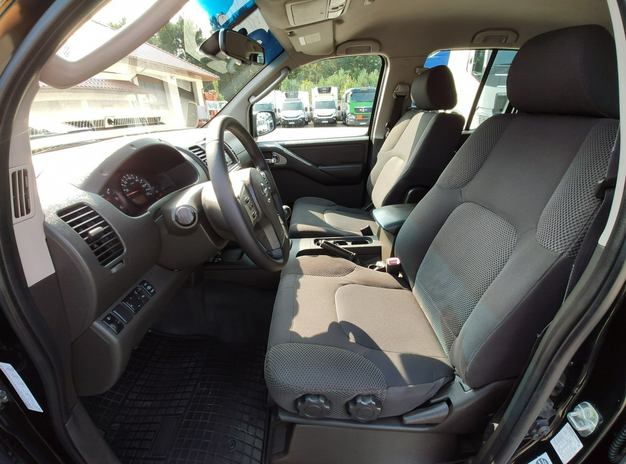 Pick-up Nissan Navara: photos 19