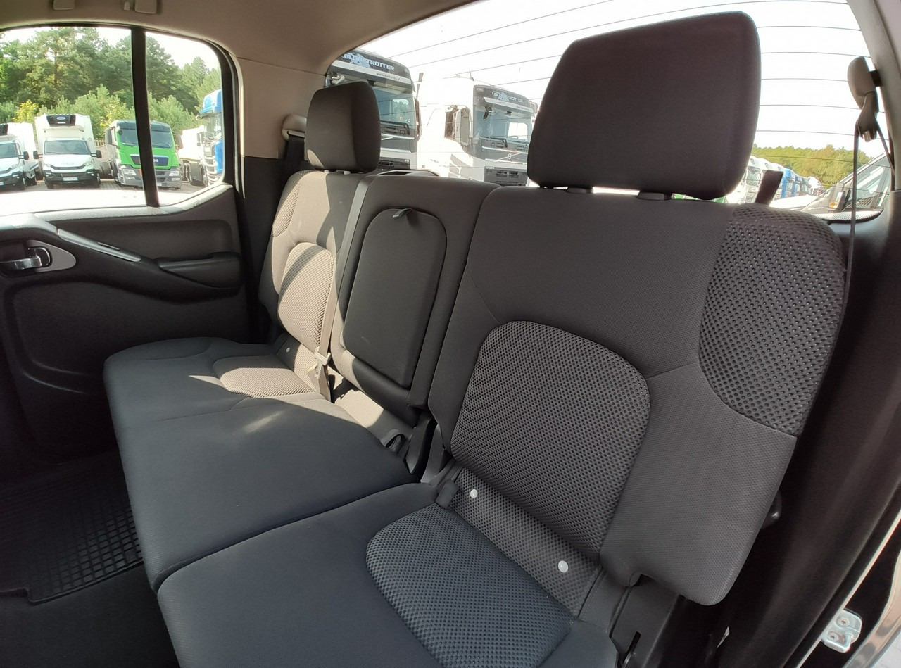 Pick-up Nissan Navara: photos 29