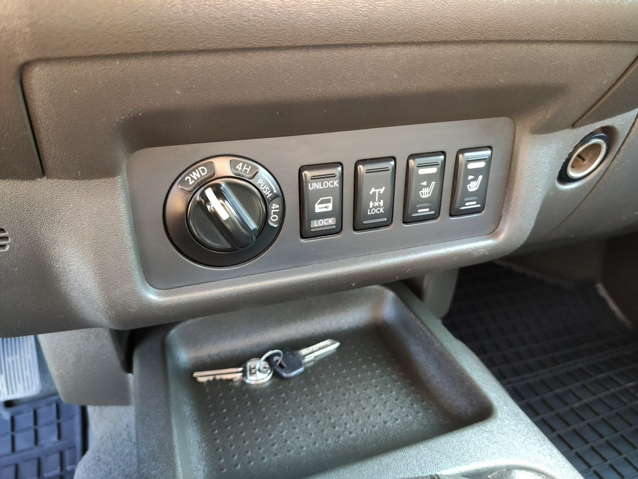 Pick-up Nissan Navara: photos 26