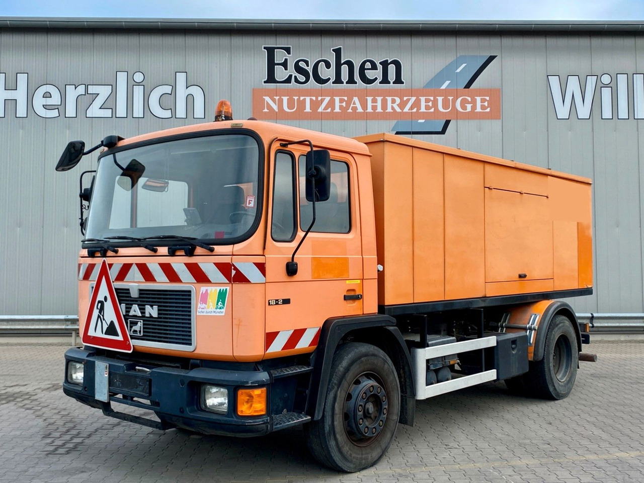 MAN 18.272 Polyma Stromaggregat/168kW | 3x Sitze*AHK - Camion: photos 1 MAN 18.272 Polyma Stromaggregat/168kW | 3x Sitze*AHK - Camion: photos 1