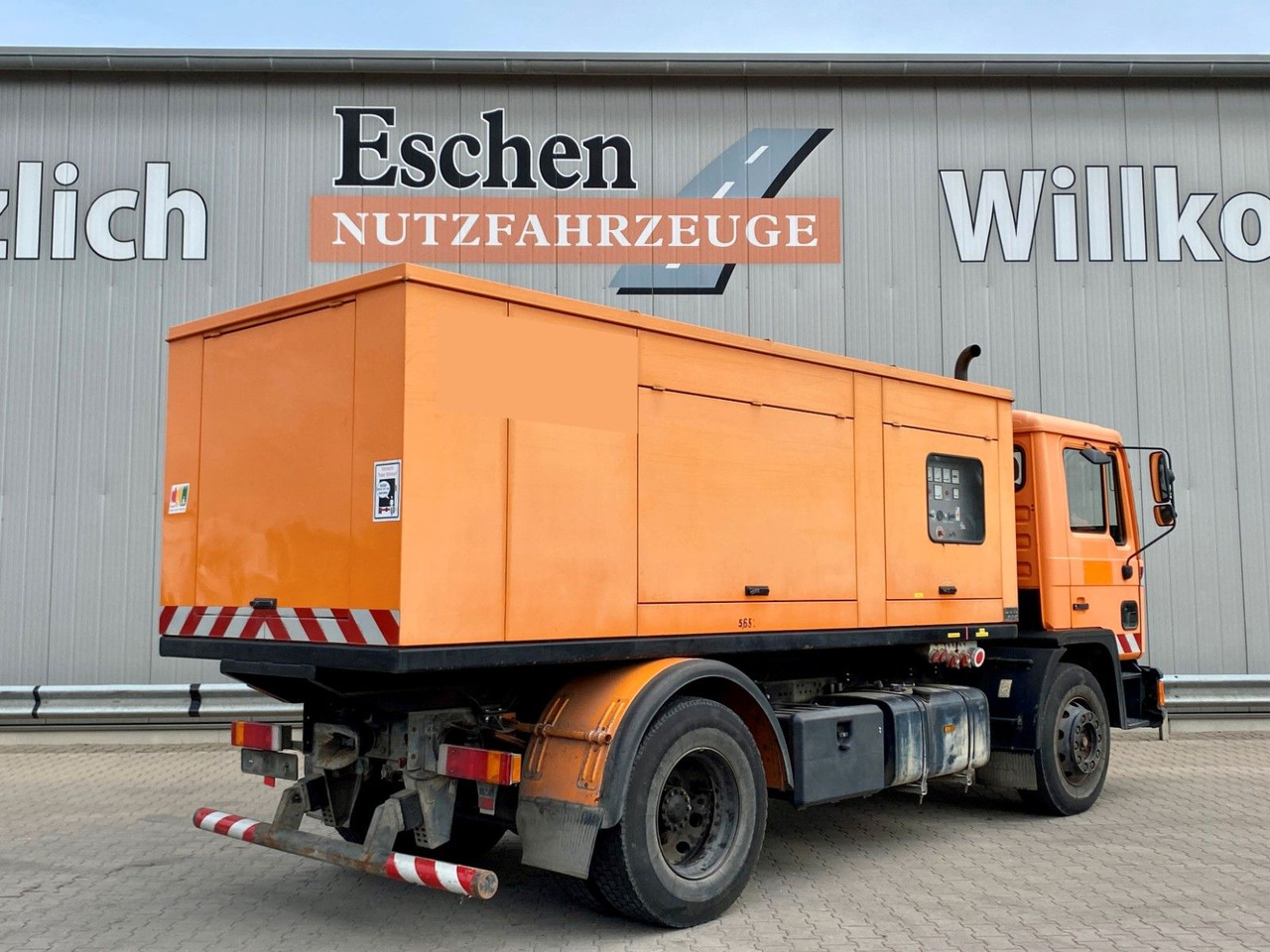 MAN 18.272 Polyma Stromaggregat/168kW | 3x Sitze*AHK - Camion: photos 5 MAN 18.272 Polyma Stromaggregat/168kW | 3x Sitze*AHK - Camion: photos 5