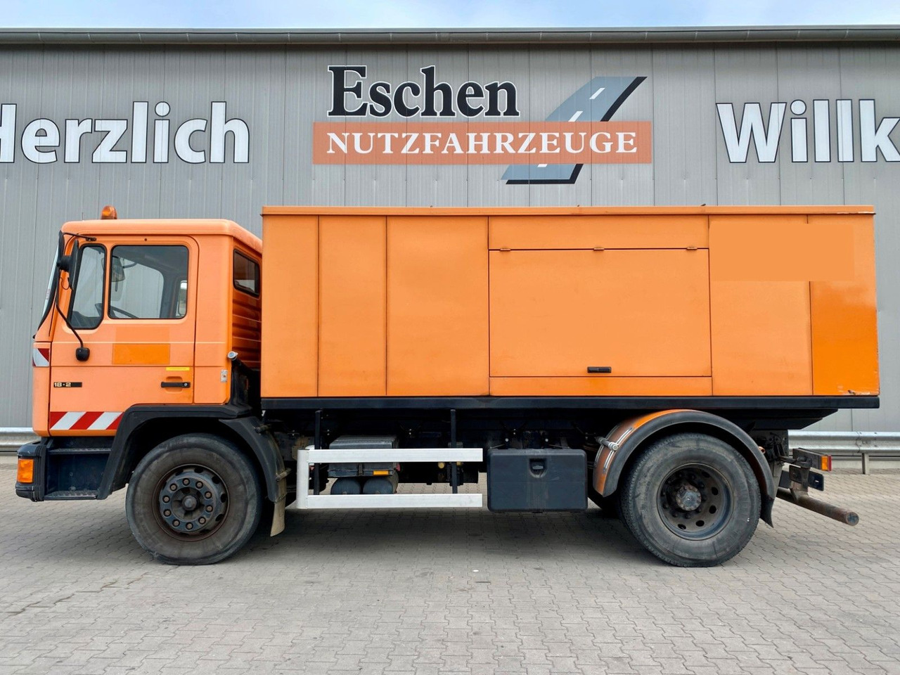 MAN 18.272 Polyma Stromaggregat/168kW | 3x Sitze*AHK - Camion: photos 2 MAN 18.272 Polyma Stromaggregat/168kW | 3x Sitze*AHK - Camion: photos 2