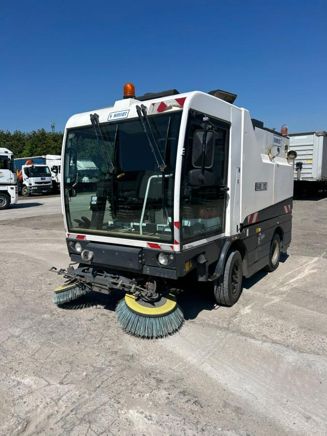 Schmidt Clingo 500 COMPACT 400 - Balayeuse de voirie: photos 1 Schmidt Clingo 500 COMPACT 400 - Balayeuse de voirie: photos 1