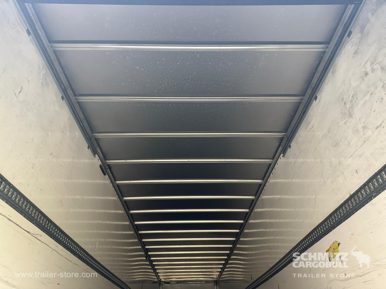 FRUEHAUF Dryfreight Standard Roller shutter door - Semi-remorque fourgon: photos 5 FRUEHAUF Dryfreight Standard Roller shutter door - Semi-remorque fourgon: photos 5